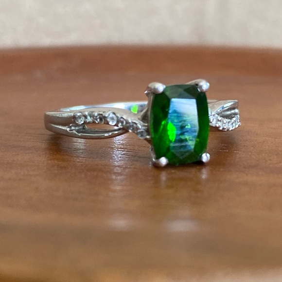 STS - Emerald Green Stone - Sterling Silver 925 Ring with Diamond Detailed band - Picture 8 of 17